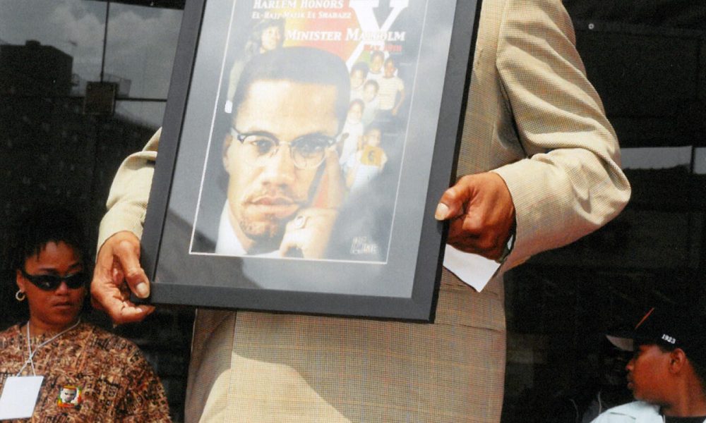 125th Street BID Chairman presenting the family portrait